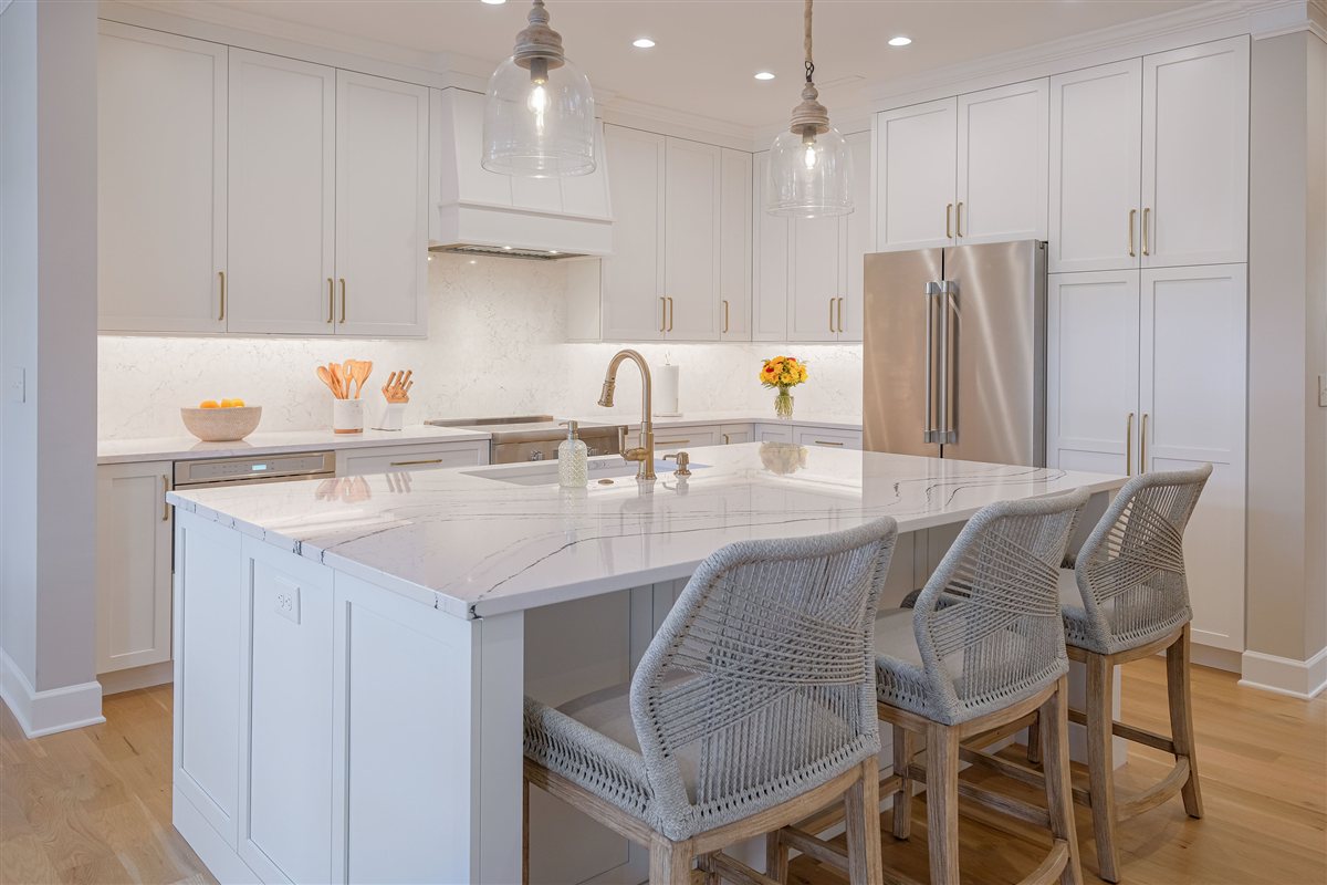 White kitchen island with upholstered stools, Peninsula townhouse kitchen