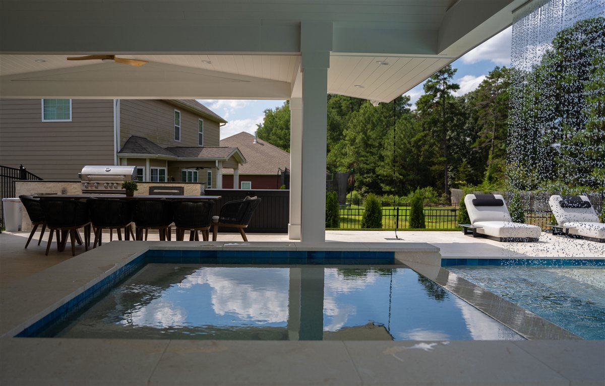 Outdoor dining area beside the spa under the porch, Denver outdoor living
