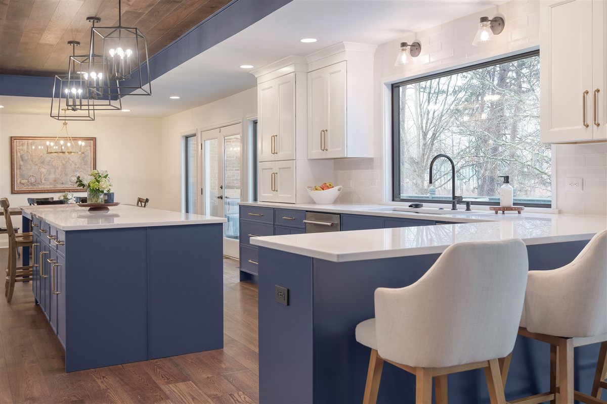 Island seating facing the sink window, Moss Lake kitchen