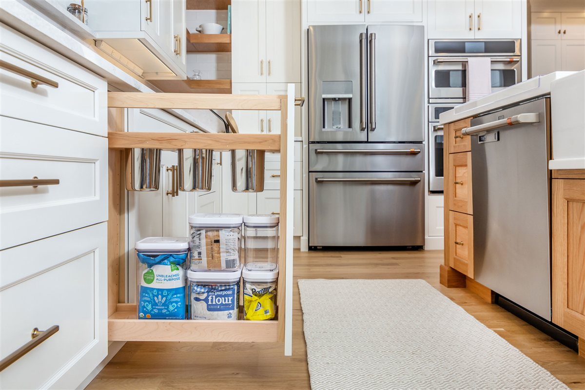 Pull-out pantry next to the refrigerator, Monroe kitchen
