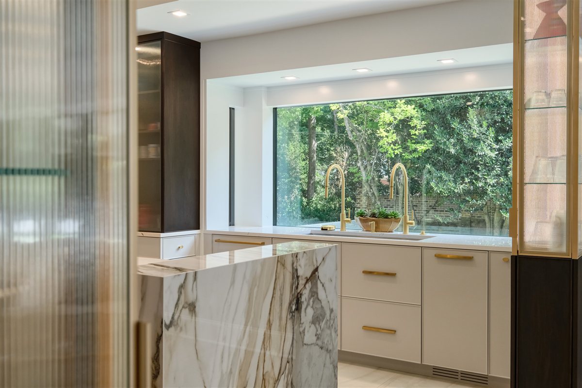 Waterfall island and window wall with fluted glass, Pellyn Wood renovation
